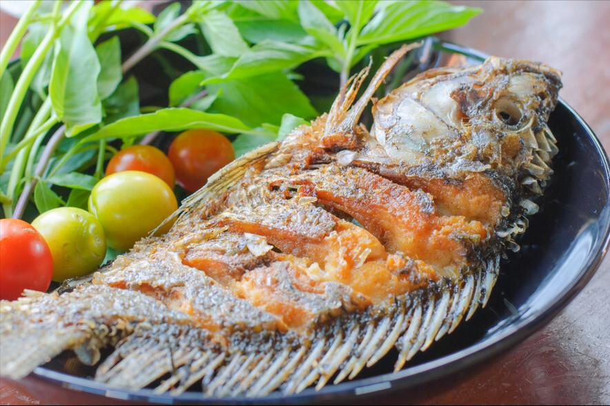 No matter what kind of fish you are frying, you can't put it in the frying pan directly. Do the