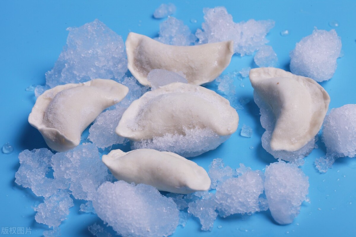 Do you use cold or boiling water to cook frozen dumplings? Teach you