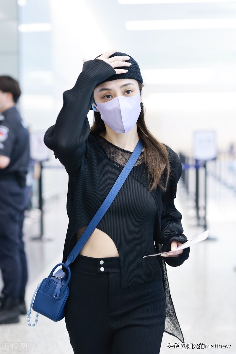 Gillian Gillian Chung appeared at Shanghai Airport with a stylish and ...