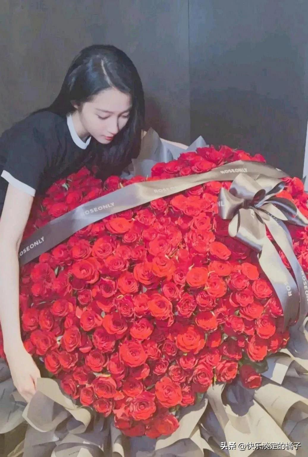 Guan Xiaotong 520 shows happiness, so enviable iNEWS