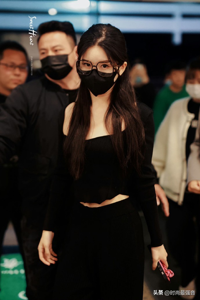 Zhao Lusi wears a black tight-fitting top to show off her small waist ...