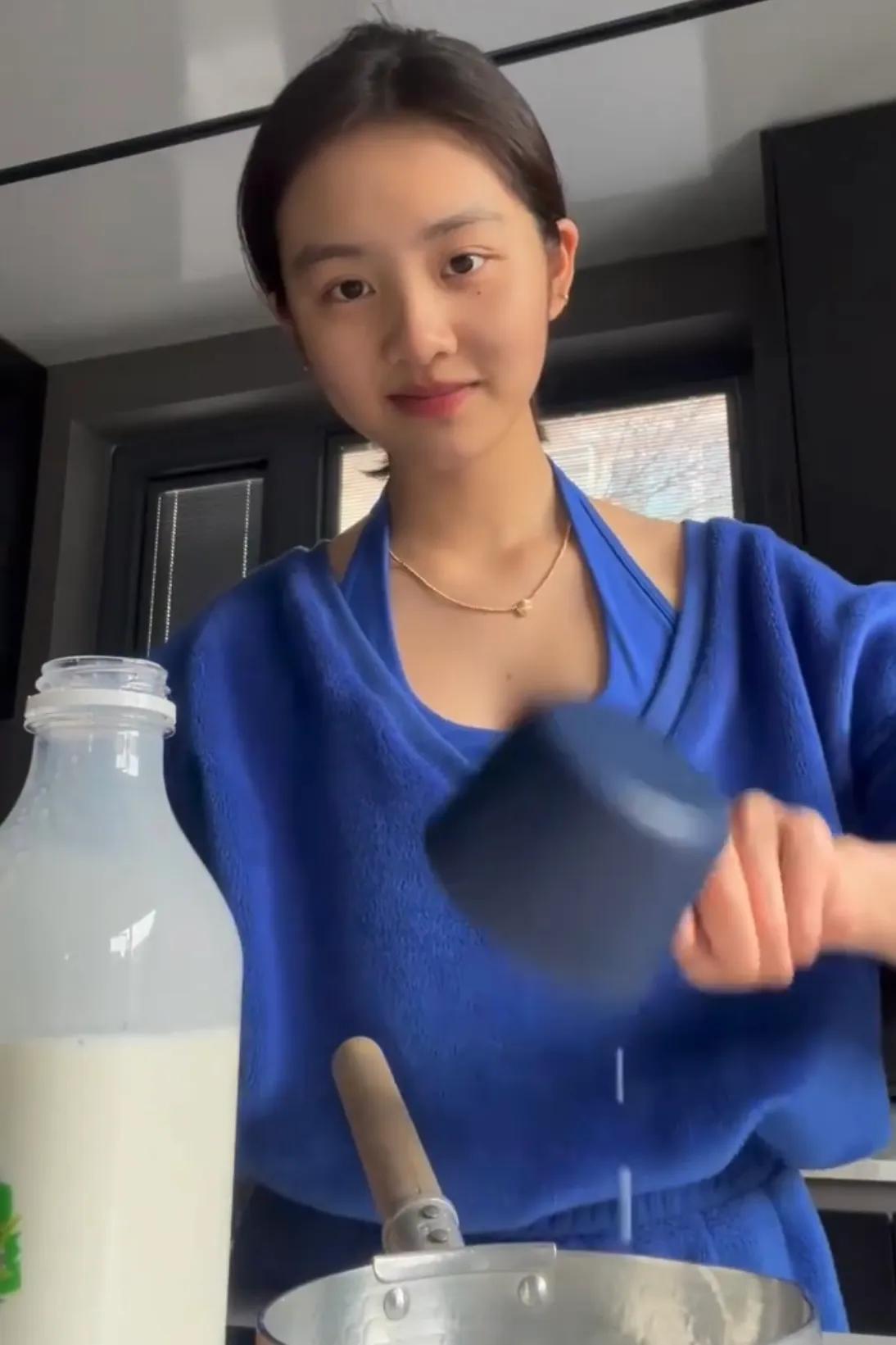 Duoduo made puffs to celebrate the birthday of her 9-year-old sister ...