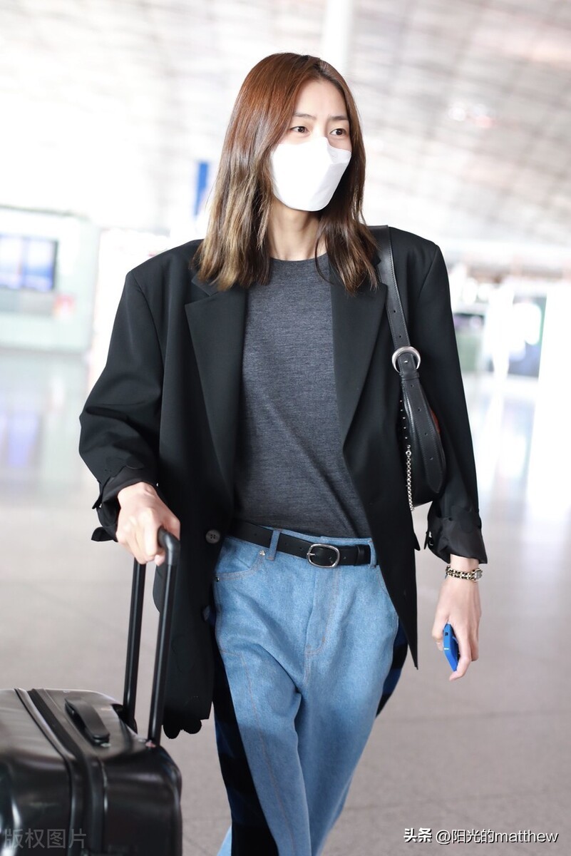 Liu Wen departs from Beijing airport wearing stitching jeans full of ...