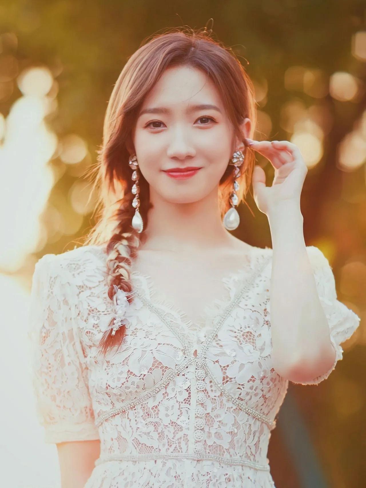 Meng Meiqi is really sexy and charming - iMedia