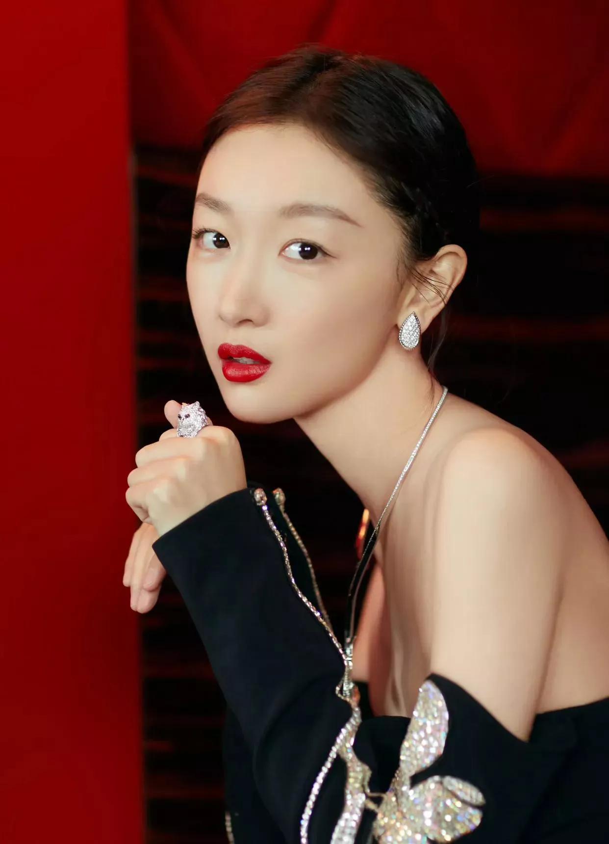 Zhou Dongyu's beautiful photo - iNEWS