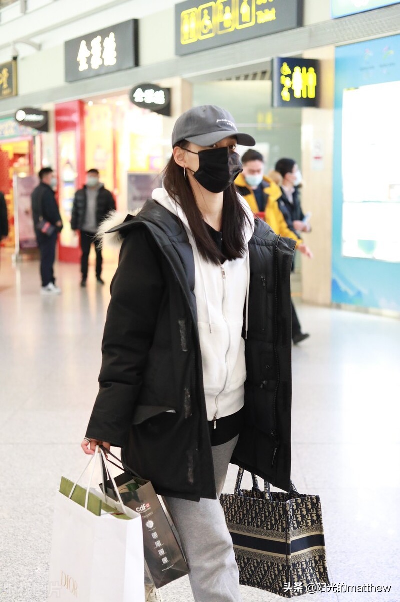 Xia Meng returned from shopping at the airport with shoulder-length ...