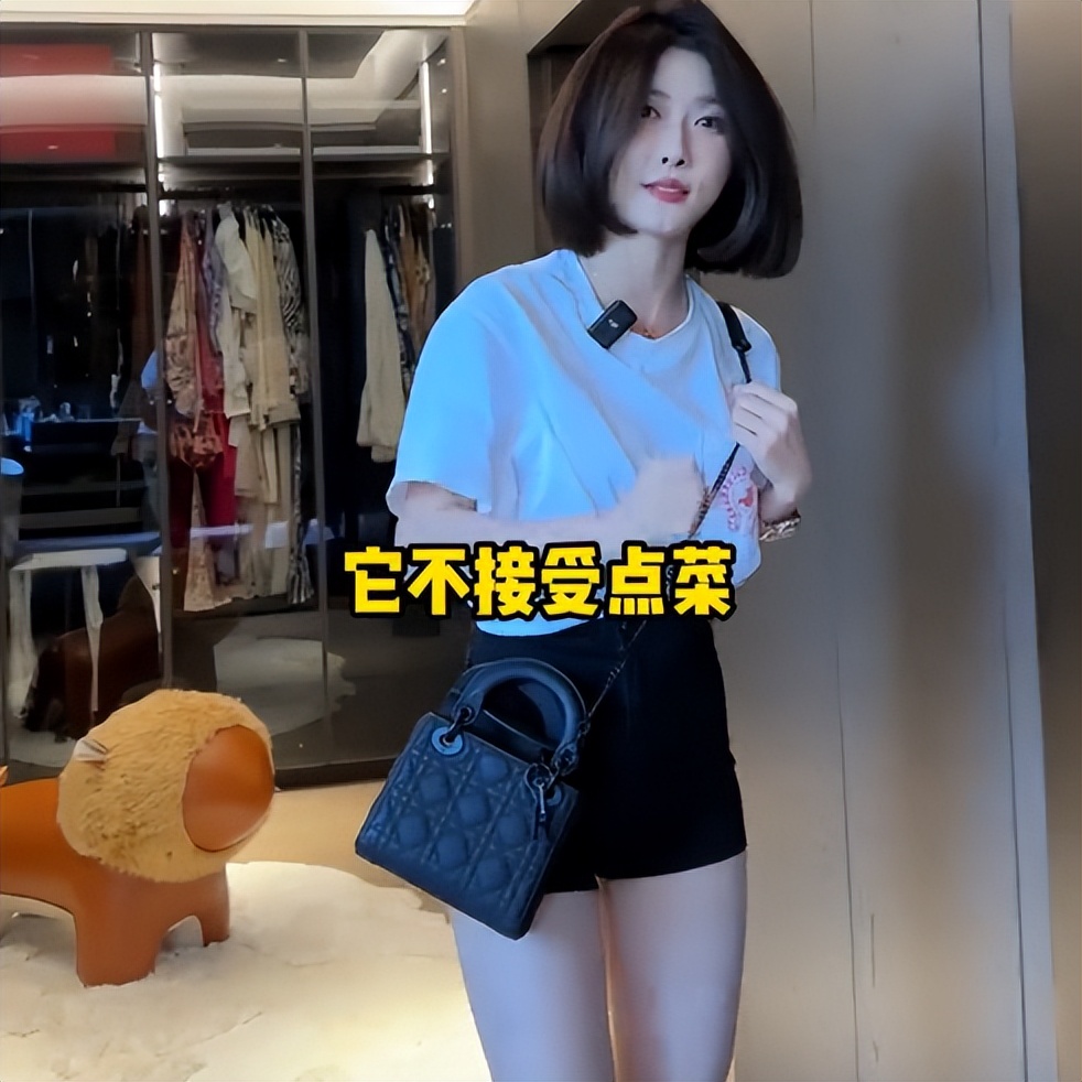 Nie Xiaoyu visited Cao Yan's house and wore a suspender skirt with ...