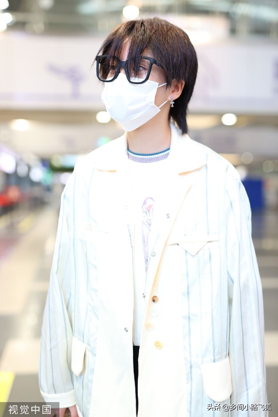 Lin Fan Singer Lin Fan's bangs covered his face and appeared at the airport, wearing a ...