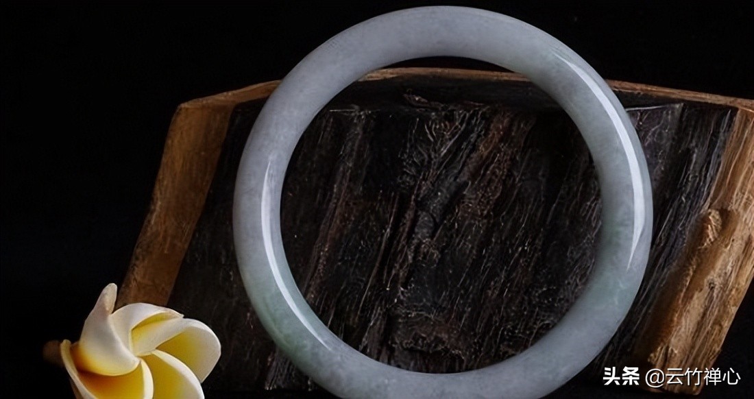 If the jade bracelet suddenly breaks, what does it mean if the jade