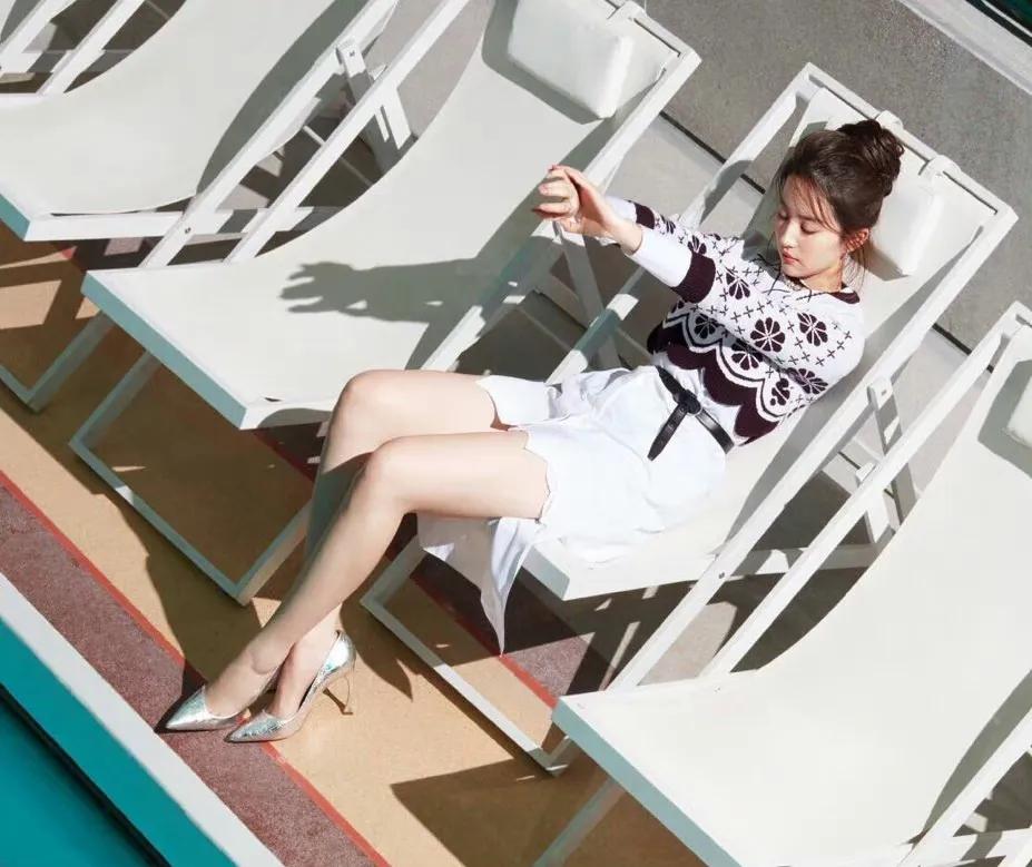 Liu Yifei looks so beautiful playing in the pool with her bare feet ...