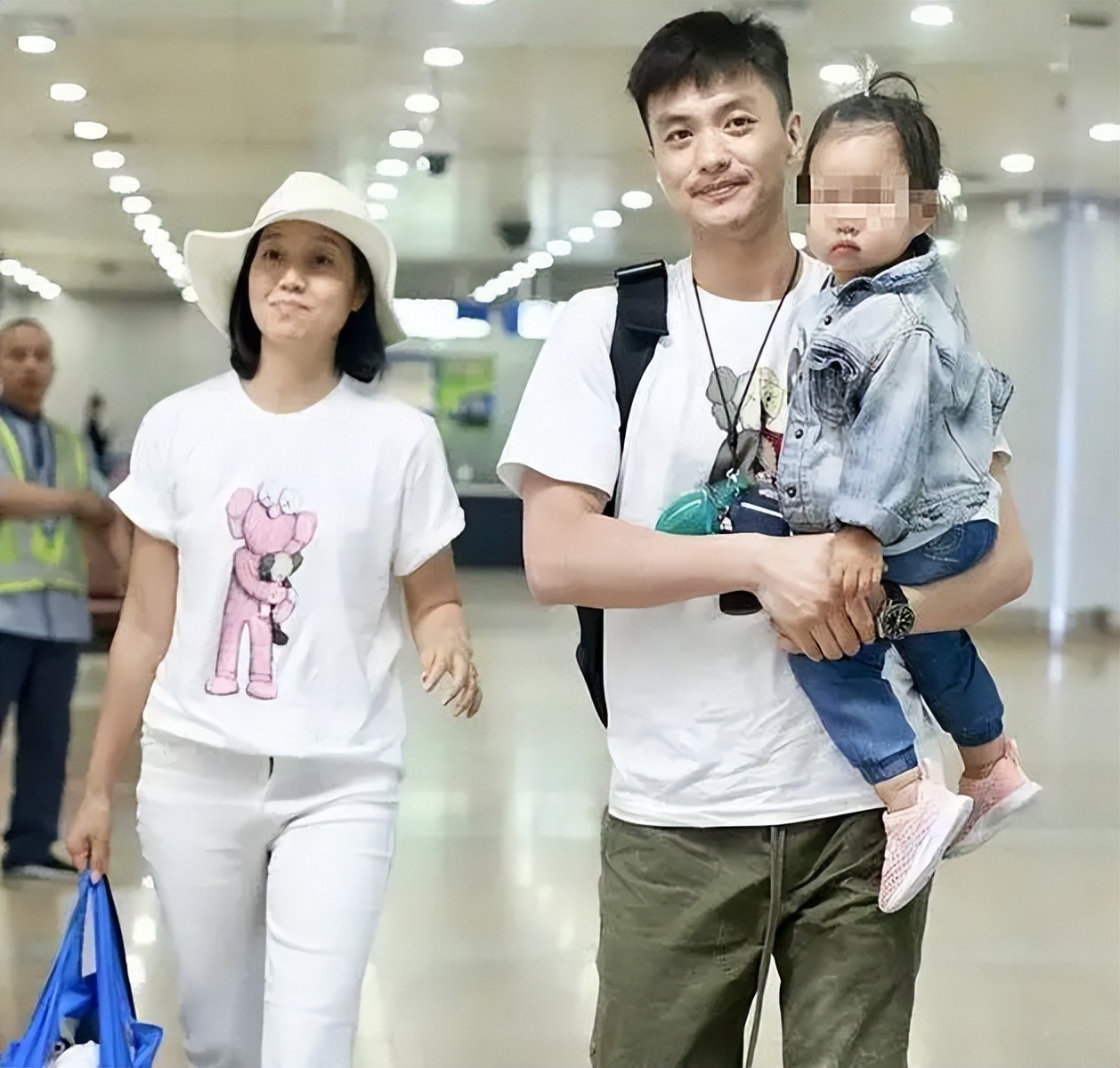 Zhu Dan takes the two babies on a trip!Dressed low-key and no one knows ...