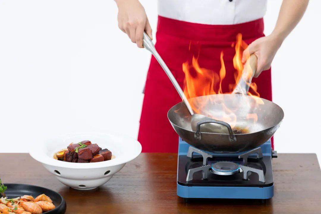 Is there a difference between cooking pots and chopping boards for raw