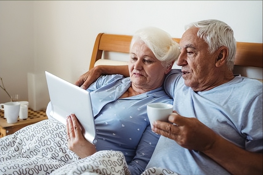 Do older couples need married life? The advantages and disadvantages of sleeping in separate