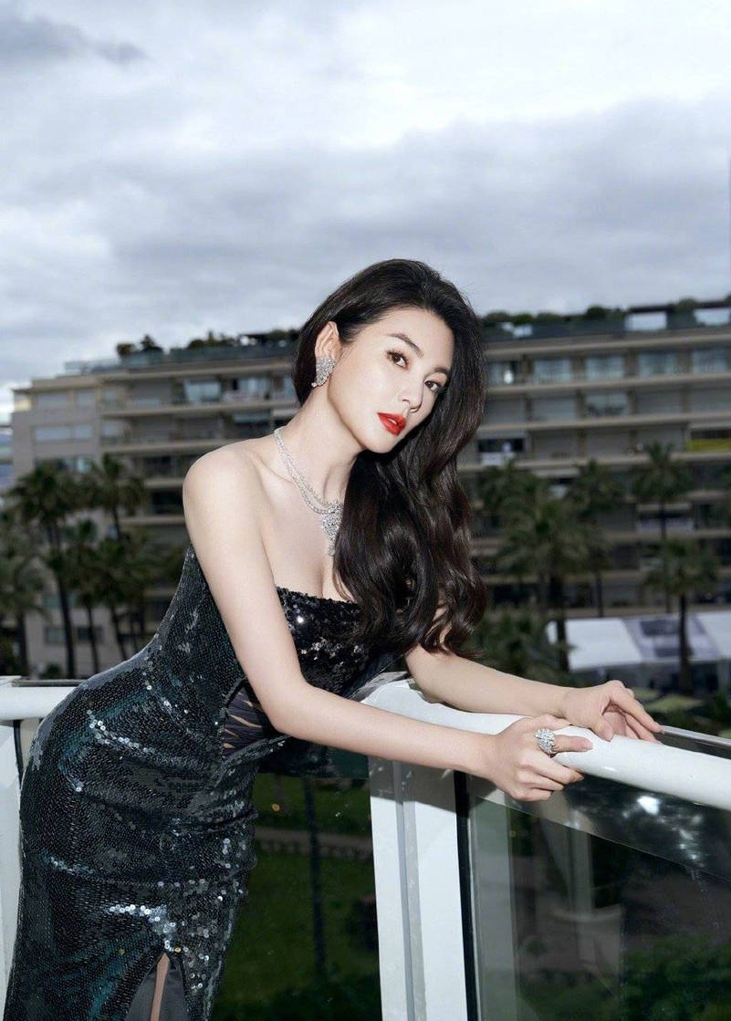 Zhang Yuqi's dinner style is too hot and black sequined mermaid skirt ...