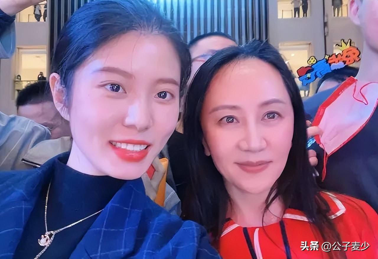 Meng Wanzhou took a photo with Internet celebrity Han!2 marriages and 4