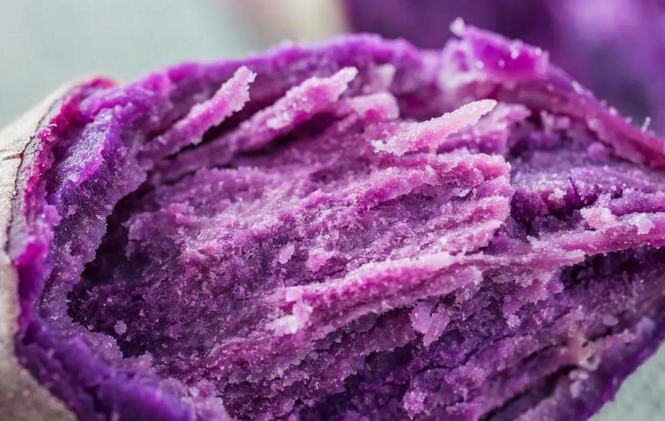 What are the health benefits of eating purple potatoes as a staple food