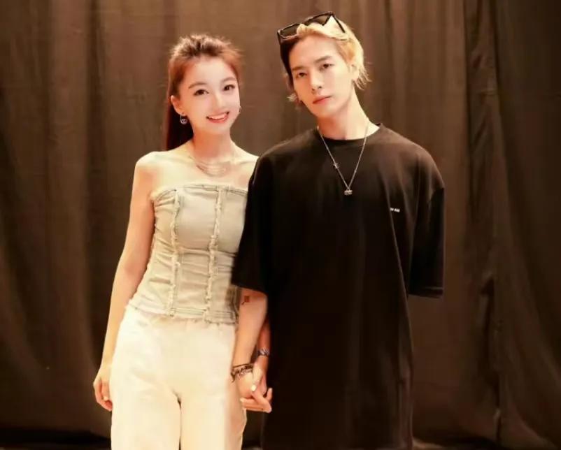 Brother Dayang was really angry, his wife and Wang Jiaer held hands ...