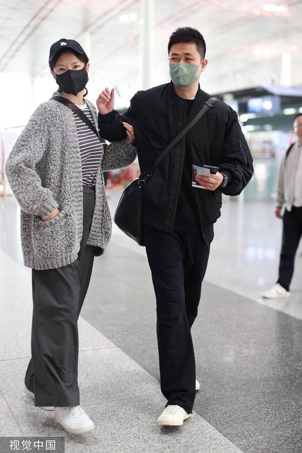 Li Ai and her husband Zhang Xuning hold hands and appear at the airport ...