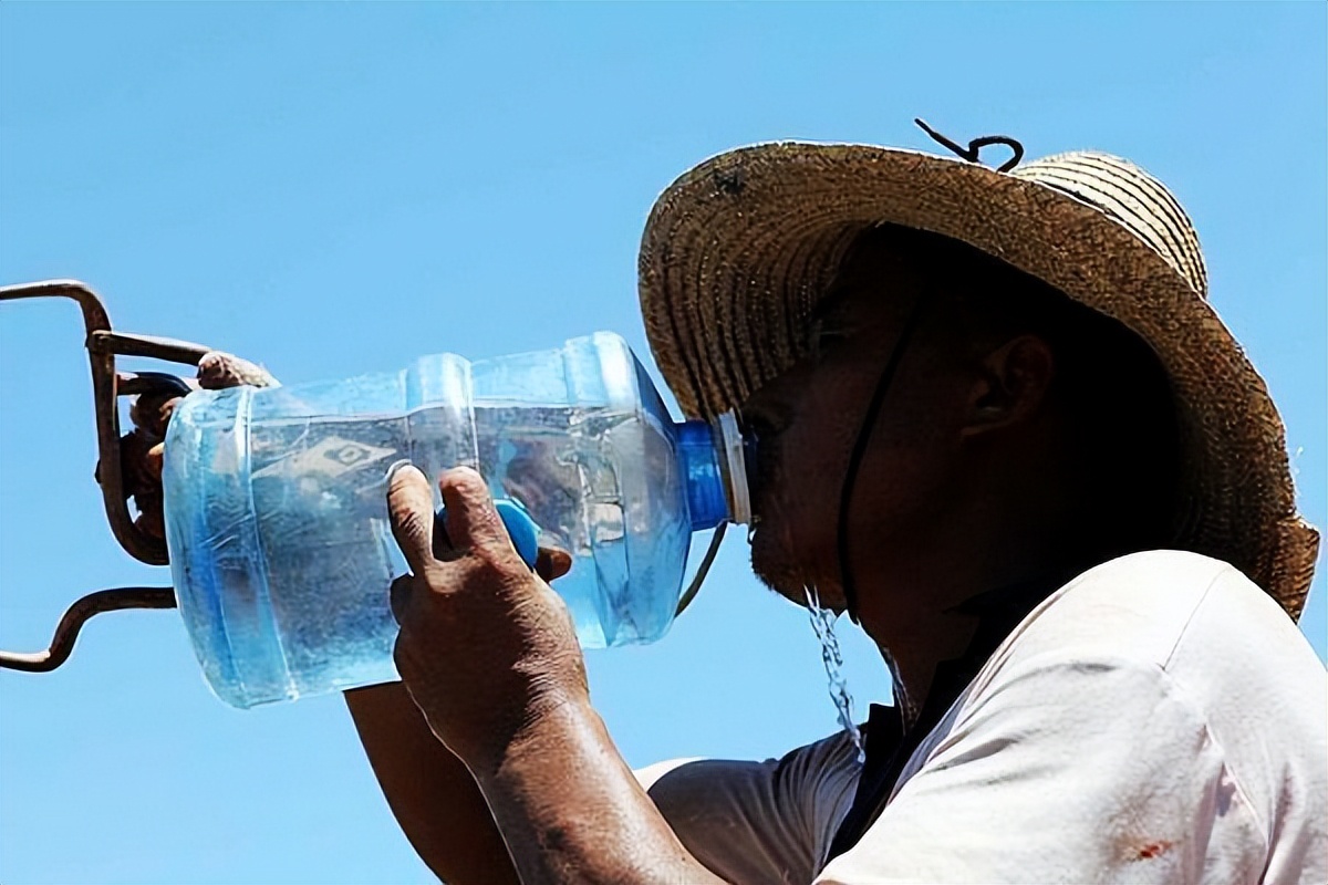 Diabetics, should they "drink more water" or "drink less water"?The