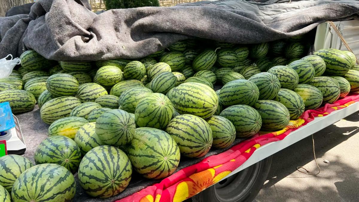 Why do fruit shops sell watermelons in half? There are so many tricks