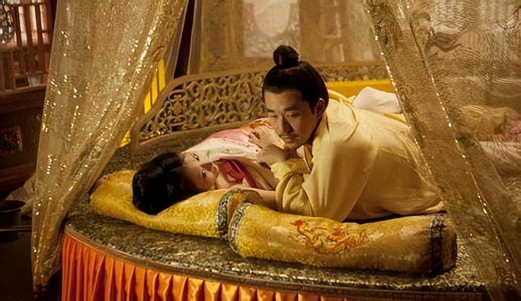 What did the female officials in the ancient palace do?In addition to