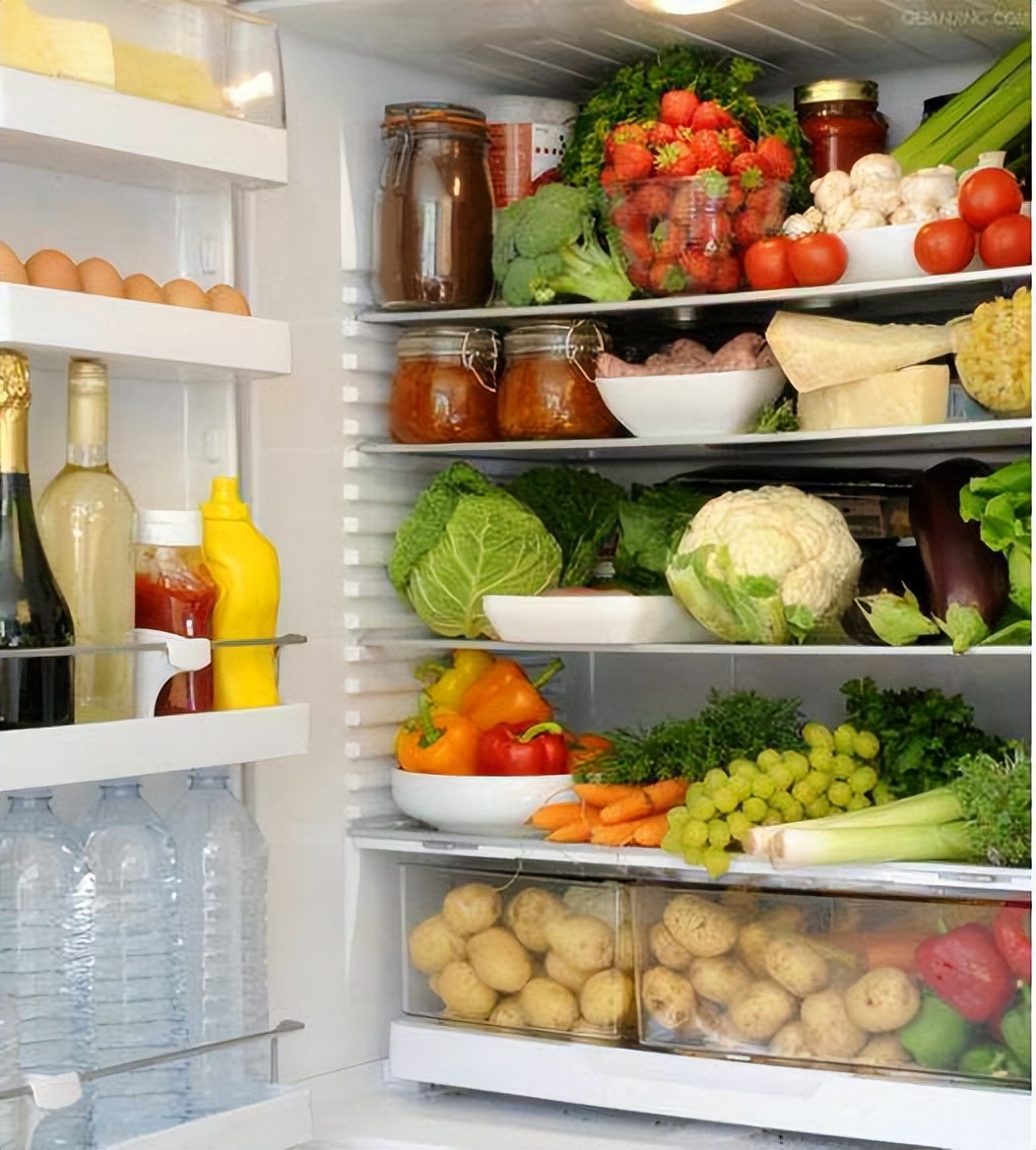 What are the causes and solutions for freezing in the refrigerator?What