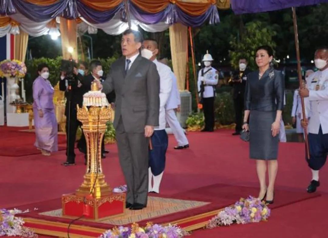 King's return!Suthida's fashionable tight-fitting suits are still in ...