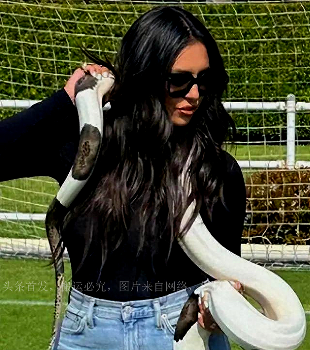 40-year-old Vanessa took a selfie after being entangled by a python ...