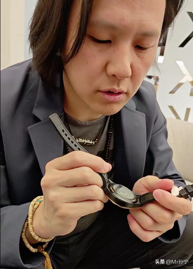 Da Neng rubbed the watch to the Geneva Watch Fair? iMedia