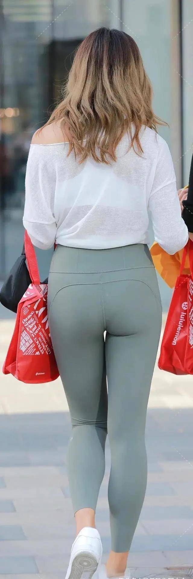 Beauty skinny jeans are so beautiful, mixing the styles of yoga pants