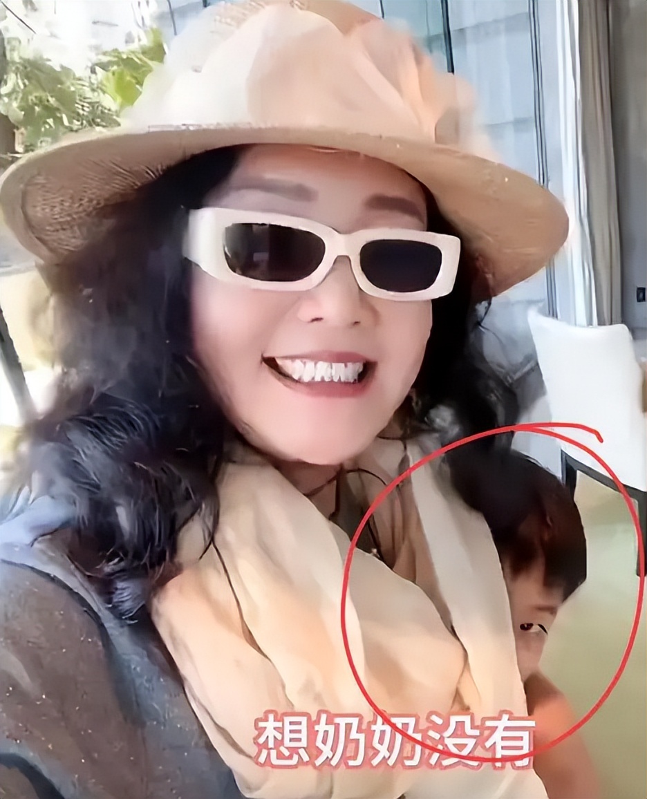 Zhang Lan posted a group photo of Xiaoyue, who was only 9 years old and