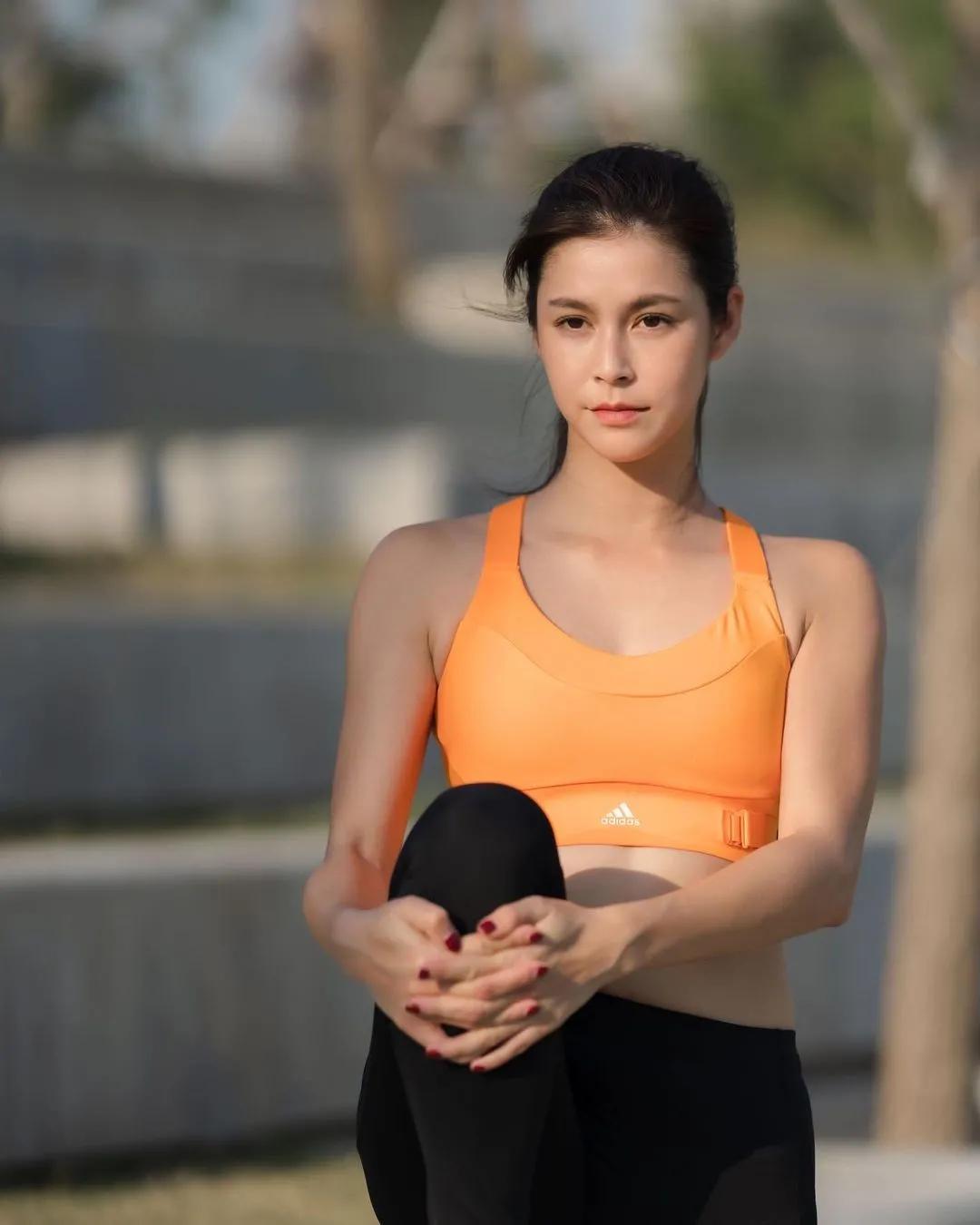 The Fashion Pursuit of Elegant Women iNEWS