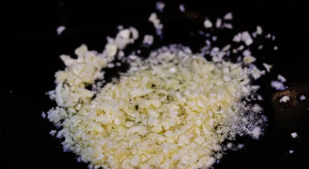 When burning eggplant, it is wrong to put it directly in the pot. If