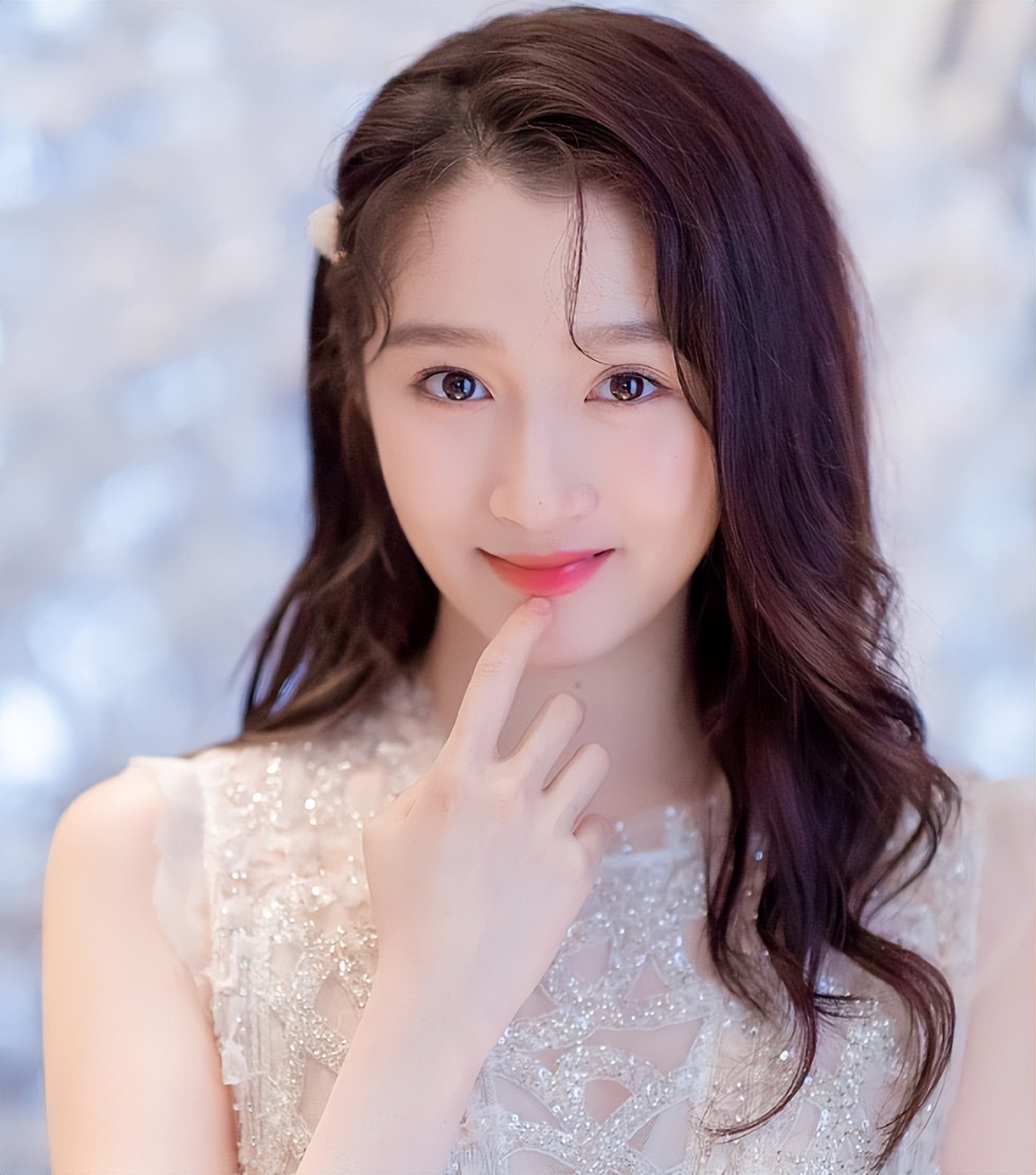 How beautiful is Guan Xiaotong himself? Until I saw the picture, the