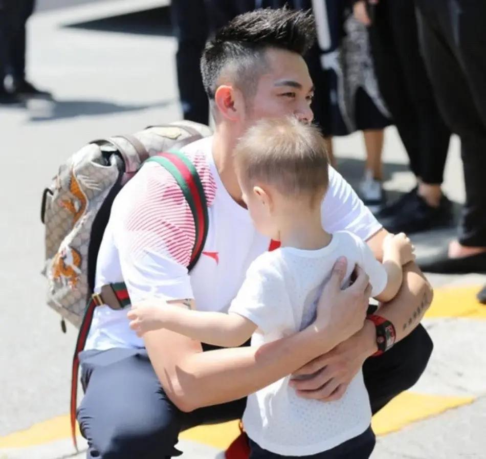 Lin Newborn Lin Dan takes the baby on a trip. The 6-year-old son has yellow hair ...