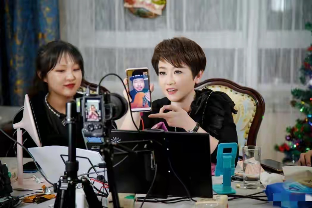 Kou Naixin and Huang Guolun teach live broadcast! Selfproclaimed firstline delivery anchor