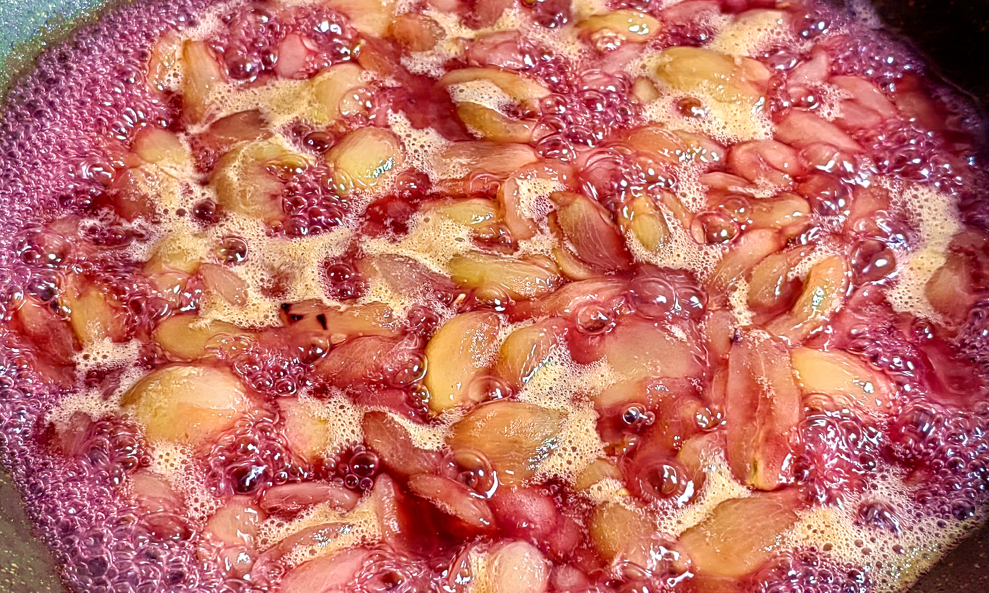 In autumn, it is better to eat more grapes than apples and pears. Cook