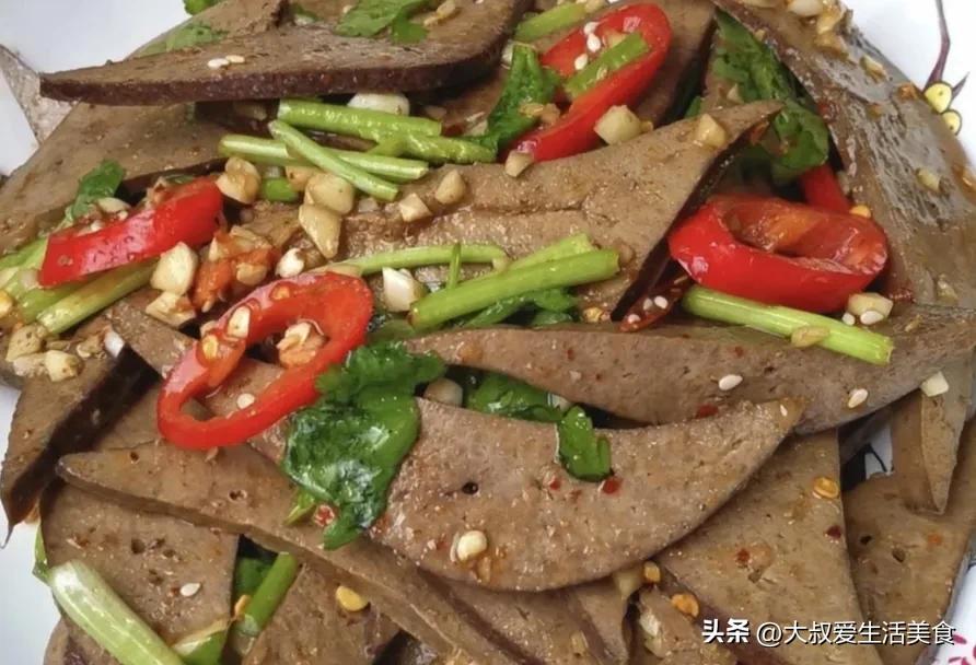 It's hot, let me teach you how to cook cold pork liver at home. It's
