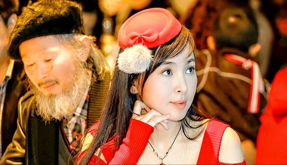 The lunatic in the art world uses his 17-year-old daughter as a 