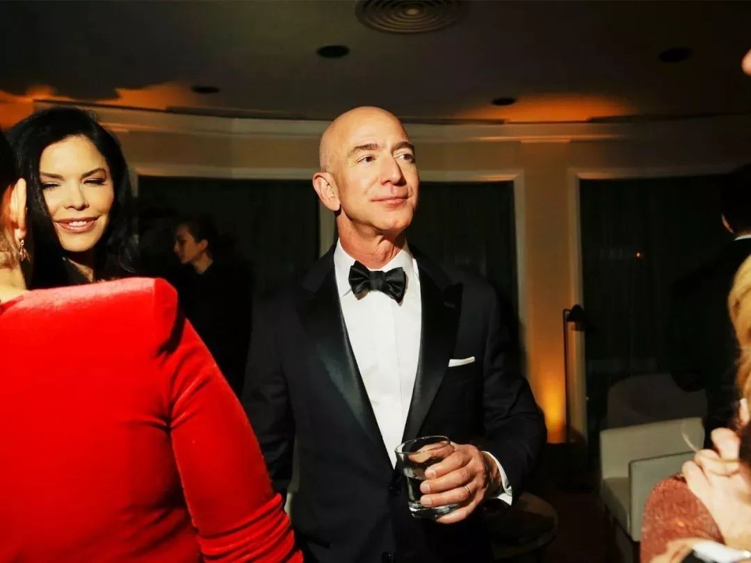 The richest man Bezos and his girlfriend: over half a hundred years old ...