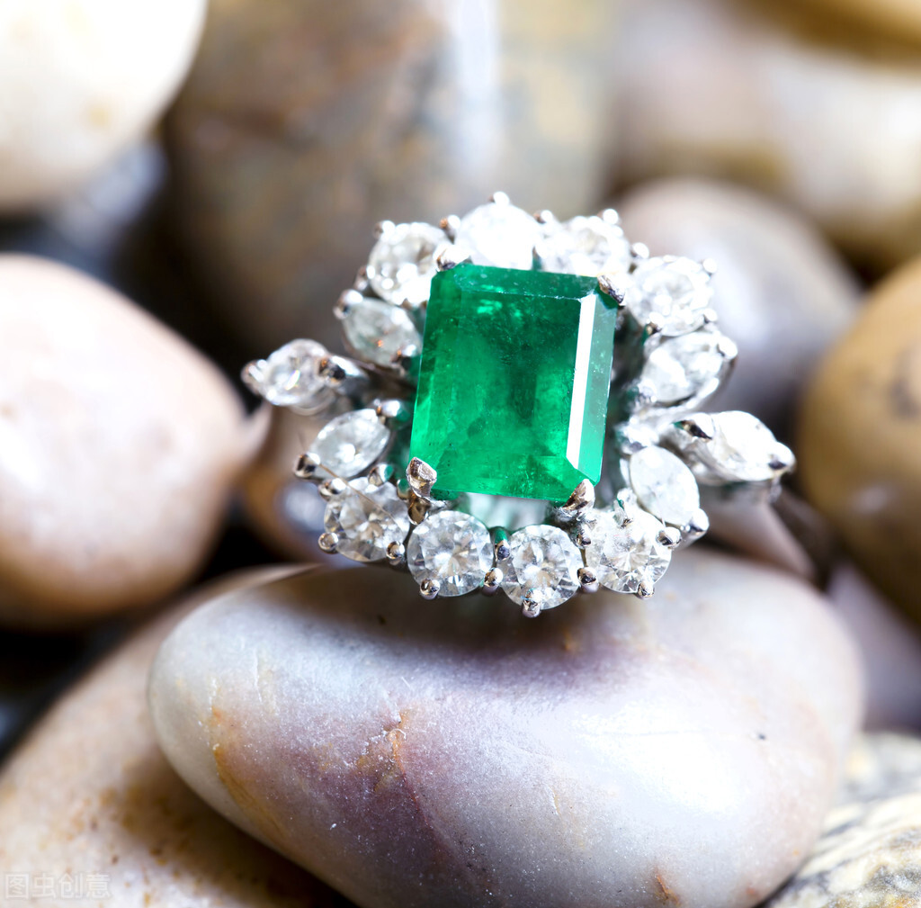 Which is more valuable, emerald or imperial green jade?Do you know the