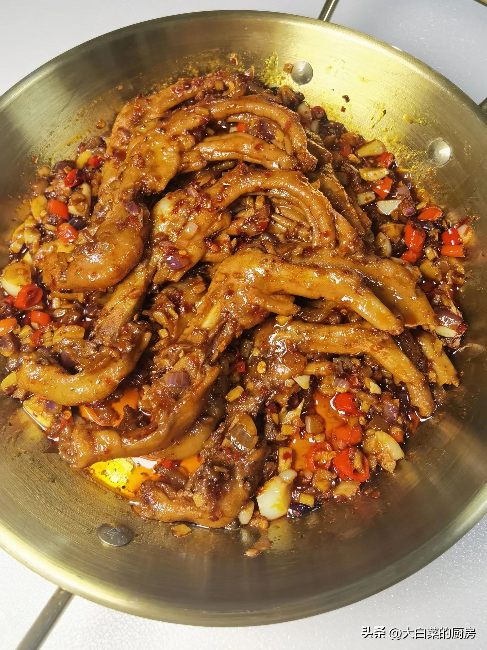 I made a plate of braised duck feet, my mother tasted it and asked me to set up a stall, saying