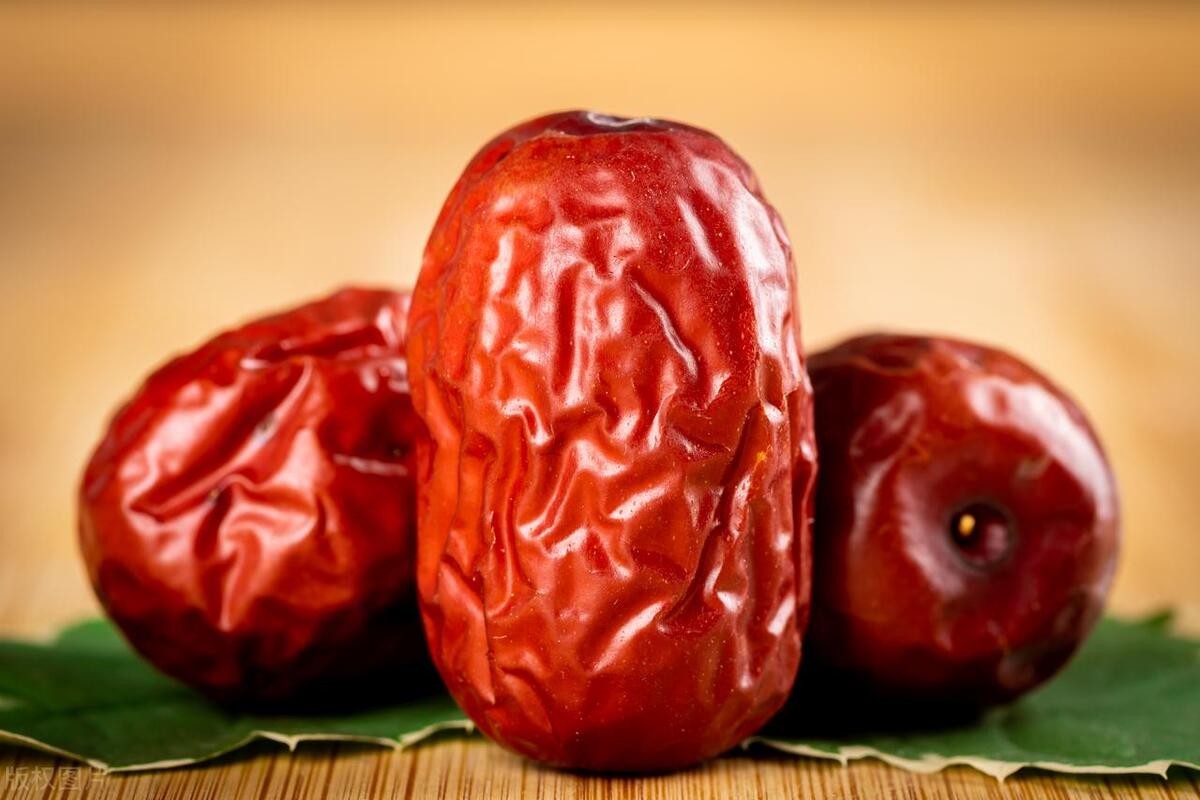 There are tricks in picking dried red dates. I will teach you a few