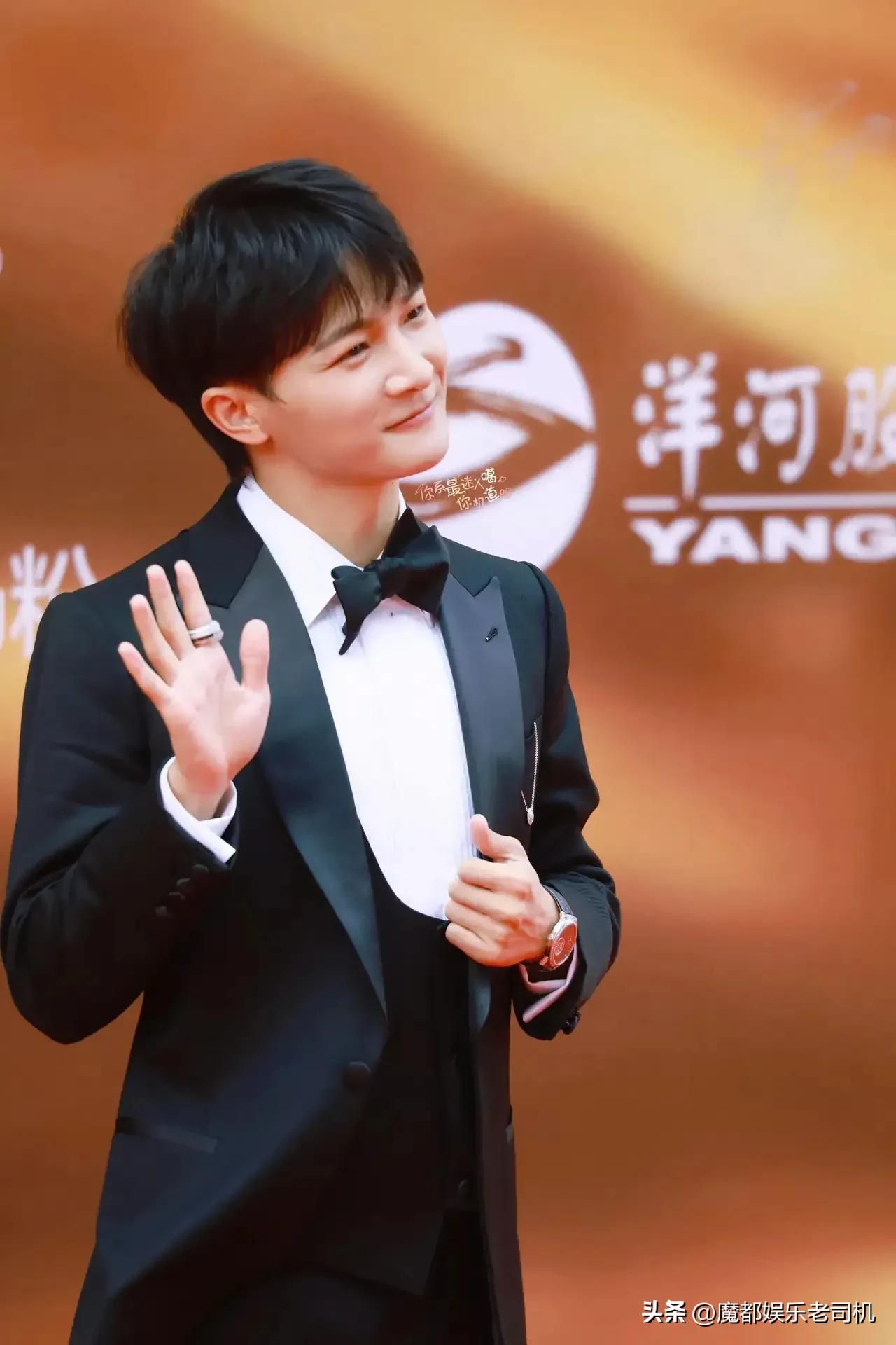 As a singer, Zhou Shen was the first to walk on the red carpet of the ...