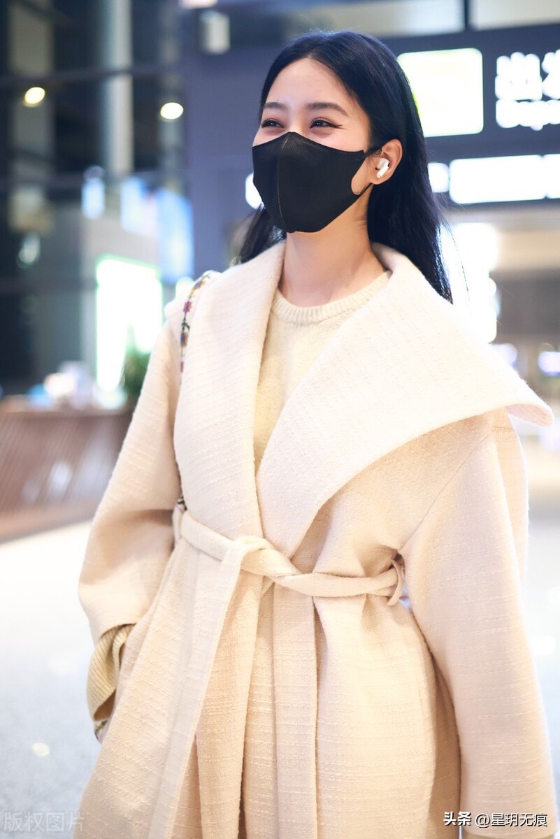 Yang Caiyu appeared at Hongqiao Airport, wearing a fashionable and