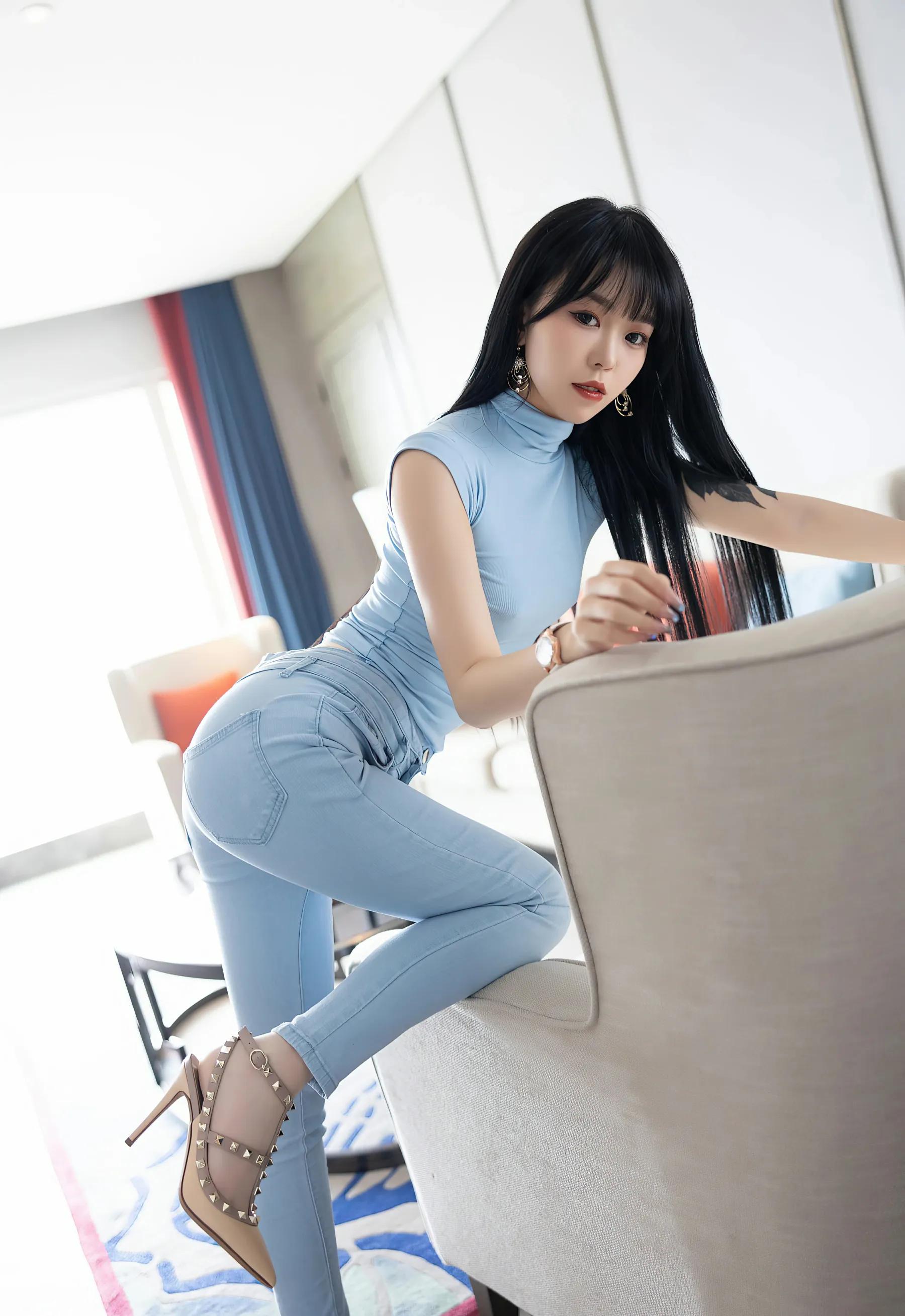 Simple and stylish blue skinny sleeveless top with skinny jeans 