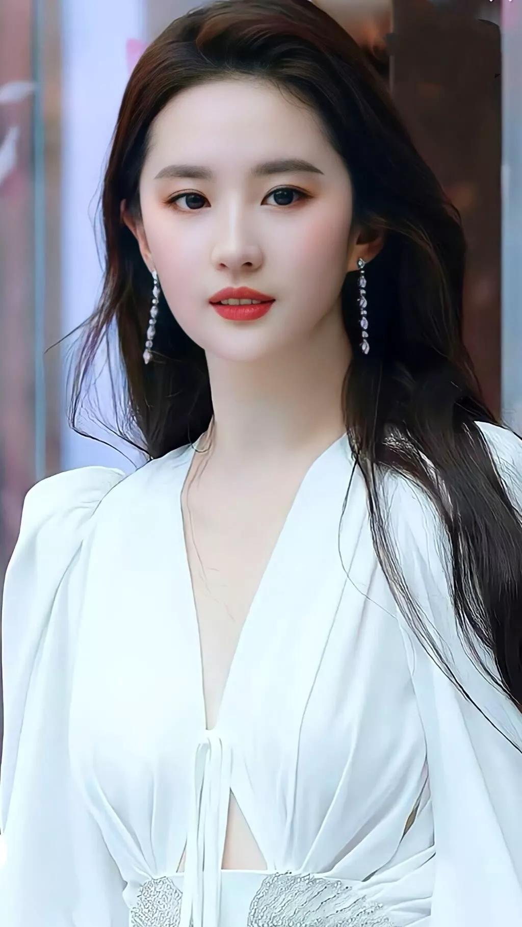 Immortal sister Liu Yifei (retouched photo) - iNEWS