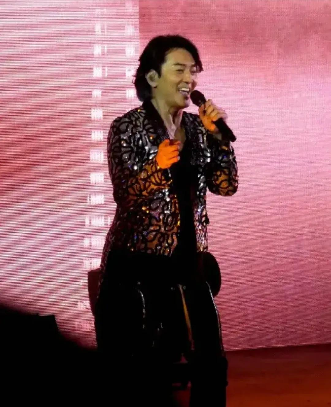 Ekin Cheng's concert in Macau, with his wife Meng Jiahui helping out