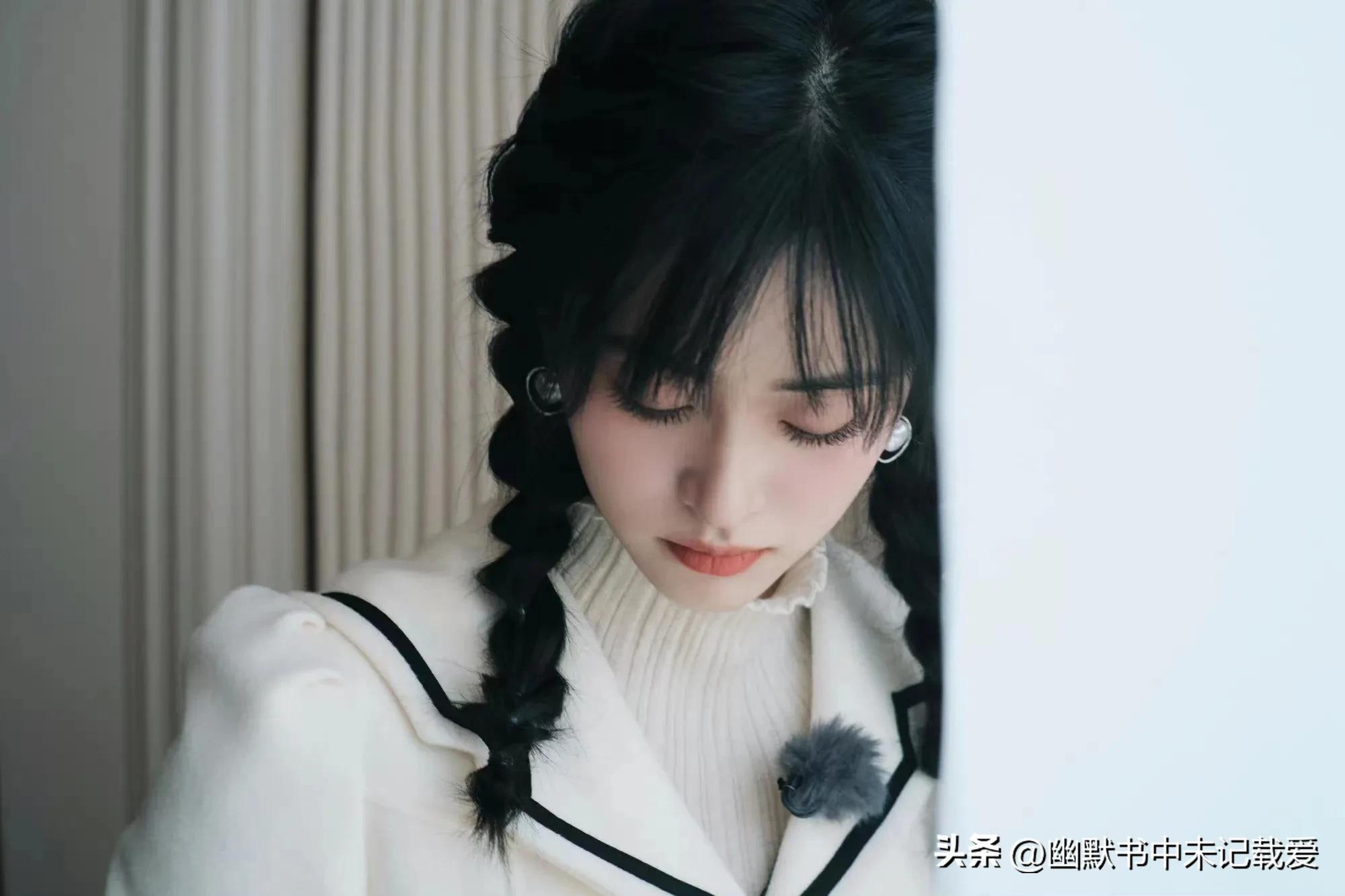 A still photo of Shen Yue's double ponytail and small fragrance 