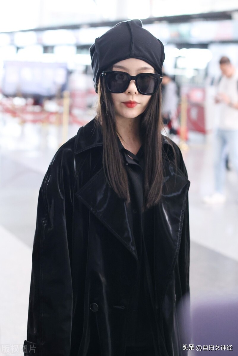 Chen Zhuoxuan appeared at Beijing Capital Airport, wearing a black ...
